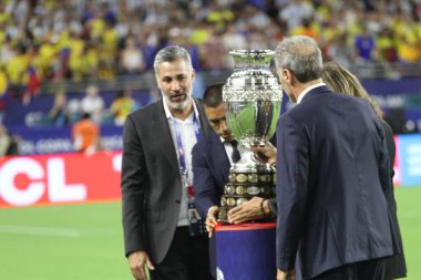 Copa America 2024 Final: Arjantin Kolombiya 'ya karşı. 14 Temmuz 2024, Miami, Florida, ABD: Arjantin ile Kolombiya arasında oynanan futbol maçında Copa America Kupası Miami 'deki Hard Rock stadyumunda oynanan Copa America şampiyonası finali için geçerlidir.