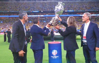 Copa America 2024 Final: Arjantin Kolombiya 'ya karşı. 14 Temmuz 2024, Miami, Florida, ABD: Arjantin ile Kolombiya arasında oynanan futbol maçında Copa America Kupası Miami 'deki Hard Rock stadyumunda oynanan Copa America şampiyonası finali için geçerlidir.