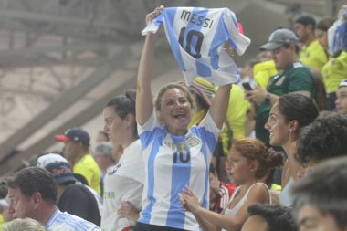 Copa America 2024 Final: Arjantin Kolombiya 'ya karşı. 14 Temmuz 2024, Miami, Florida, ABD: Arjantinli taraftarlar, Arjantin ile Kolombiya arasında oynanan futbol maçında Lautaro Martinez 'in golünü 2024 Copa America şampiyonası finalinde kutladılar 