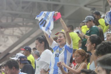 Copa America 2024 Final: Arjantin Kolombiya 'ya karşı. 14 Temmuz 2024, Miami, Florida, ABD: Arjantinli taraftarlar, Arjantin ile Kolombiya arasında oynanan futbol maçında Lautaro Martinez 'in golünü 2024 Copa America şampiyonası finalinde kutladılar 