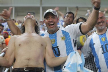 Copa America 2024 Final: Arjantin Kolombiya 'ya karşı. 14 Temmuz 2024, Miami, Florida, ABD: Arjantinli taraftarlar, Arjantin ile Kolombiya arasında oynanan futbol maçında Lautaro Martinez 'in golünü 2024 Copa America şampiyonası finalinde kutladılar 
