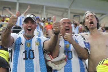 Copa America 2024 Final: Arjantin Kolombiya 'ya karşı. 14 Temmuz 2024, Miami, Florida, ABD: Arjantinli taraftarlar, Arjantin ile Kolombiya arasında oynanan futbol maçında Lautaro Martinez 'in golünü 2024 Copa America şampiyonası finalinde kutladılar 