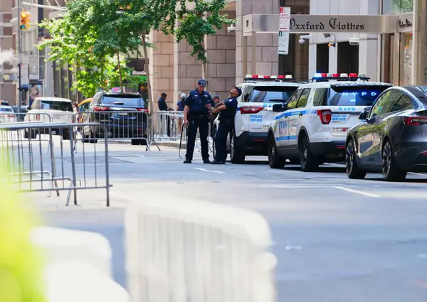 14 Temmuz 2024, New York, ABD: Eski Başkan Donald Trump 'a Butler, Pennsylvania' da düzenlenen bir mitingde suikast girişiminin ardından New York 'ta 5. Cadde' deki Trump Kulesi sıkı güvenlik önlemleriyle kuşatıldı..