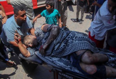 Filistinliler, İsrail 'in Thabet ailesinin evine düzenlediği saldırı sonucu öldürüldü ve yaralandı. 15 Temmuz 2024, Gazze, Filistin: İsrail savaş uçaklarının ardından Deir al-Balah 'ta Thabet ailesine ait bir evin hedefi