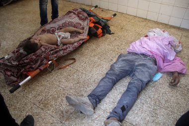 Filistinliler, İsrail 'in Thabet ailesinin evine düzenlediği saldırı sonucu öldürüldü ve yaralandı. 15 Temmuz 2024, Gazze, Filistin: İsrail savaş uçaklarının ardından Deir al-Balah 'ta Thabet ailesine ait bir evin hedefi