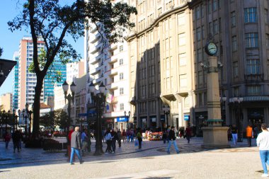 CURITIBA (PR), Brezilya 07 / 17 / 2024 - Yağmur Curitiba 'yı birkaç yağmurlu günden sonra dinlendiriyor, bugün Parana başkenti güneşli ve hava tahmini önümüzdeki birkaç gün boyunca yağmursuz devam edecek.