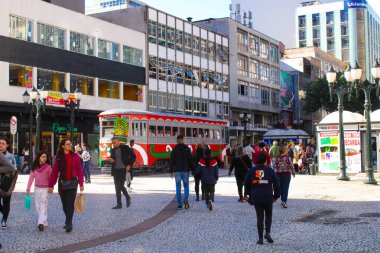 CURITIBA (PR), Brezilya 07 / 17 / 2024 - Yağmur Curitiba 'yı birkaç yağmurlu günden sonra dinlendiriyor, bugün Parana başkenti güneşli ve hava tahmini önümüzdeki birkaç gün boyunca yağmursuz devam edecek.