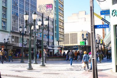 CURITIBA (PR), Brezilya 07 / 17 / 2024 - Yağmur Curitiba 'yı birkaç yağmurlu günden sonra dinlendiriyor, bugün Parana başkenti güneşli ve hava tahmini önümüzdeki birkaç gün boyunca yağmursuz devam edecek.
