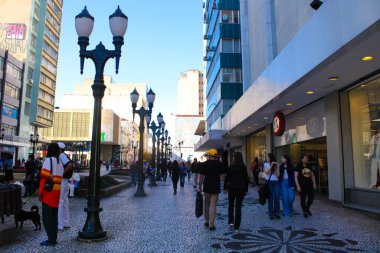 CURITIBA (PR), Brezilya 07 / 17 / 2024 - Yağmur Curitiba 'yı birkaç yağmurlu günden sonra dinlendiriyor, bugün Parana başkenti güneşli ve hava tahmini önümüzdeki birkaç gün boyunca yağmursuz devam edecek.