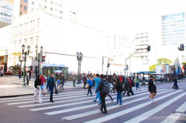 CURITIBA (PR), Brezilya 07 / 17 / 2024 - Yağmur Curitiba 'yı birkaç yağmurlu günden sonra dinlendiriyor, bugün Parana başkenti güneşli ve hava tahmini önümüzdeki birkaç gün boyunca yağmursuz devam edecek.