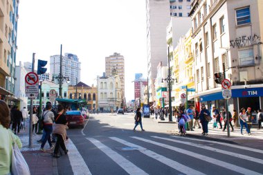CURITIBA (PR), Brezilya 07 / 17 / 2024 - Yağmur Curitiba 'yı birkaç yağmurlu günden sonra dinlendiriyor, bugün Parana başkenti güneşli ve hava tahmini önümüzdeki birkaç gün boyunca yağmursuz devam edecek.