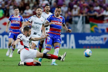 Fortaleza (CE), 07 / 17 / 2024 - Fortaleza EC X Vitoria FC - Bruno Uvini ve Breno Lopes, Arena Castelao 'daki maç sırasında 