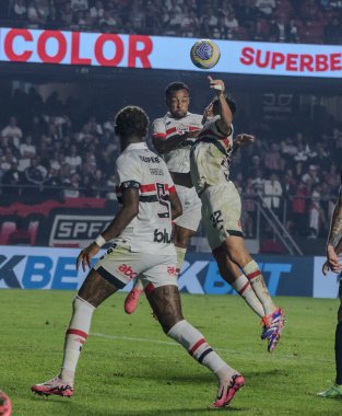 Sao Paulo (SP), 07 / 17 / 2024 - Sao Paulo, Brezilya Şampiyonası 'nın 17. raundunda Gremio' ya karşı oynanan maçta üç renkli sahadan başı ile topu aldı.