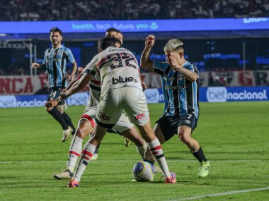 Sao Paulo (SP), 07 / 17 / 2024 - Soteldo do Gremio, 2024 Brezilya Şampiyonası 'nın 17. turunda Sao Paulo ile Gremio arasında oynanan maçta Paulina' yı yenmeye çalışıyor.
