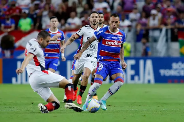 Fortaleza (CE), 07 / 17 / 2024 - Fortaleza EC X Vitoria FC - Bruno Uvini ve Breno Lopes, Arena Castelao 'daki maç sırasında 