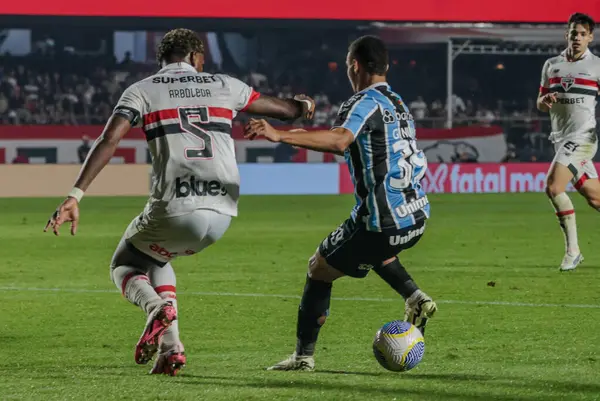 stock image Sao Paulo (SP), 07/17/2024 - Gustavo Nunes from Gremio tries to dribble Arboleda from Sao Paulo in the Match between Sao Paulo against Gremio valid for the 17th round of the Brazilian Championship 2024