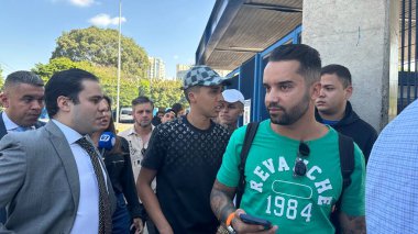 Sao Paulo (SP), 07 / 18 / 2024 - JUSTICA / NINO / SP - Nino Abravanel ve kardeşi Derik, suçla suçlandıkları HC dönemini imzalamak üzere Barra Funda Forum 'a katıldılar. 