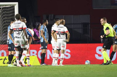 Sao Paulo (SP), 07 / 17 / 2024 - BRAZILIAN / SAO PAULO / GREMIO Hakem Gustavo Bauermann, Sao Paulo ve Gremio arasında oynanan maçın 17. turu için geçerli, bu 17 Temmuz 2024, Morumbis Stadyumu 'nda gerçekleştirildi.