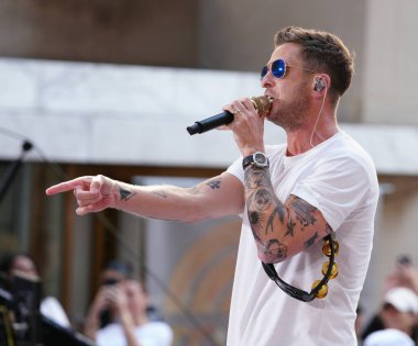 OneRepublic, 19 Temmuz 2024 'te Today Show' da canlı performans sergiledi. OneRepublic 'ten Ryan Tedder, bu sabah Rockefeller Center' daki Today Show 'da olağanüstü bir performans sergiledi.. 