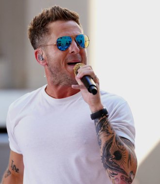 OneRepublic, 19 Temmuz 2024 'te Today Show' da canlı performans sergiledi. OneRepublic 'ten Ryan Tedder, bu sabah Rockefeller Center' daki Today Show 'da olağanüstü bir performans sergiledi.. 