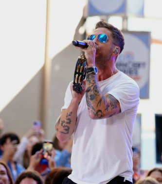 OneRepublic, 19 Temmuz 2024 'te Today Show' da canlı performans sergiledi. OneRepublic 'ten Ryan Tedder, bu sabah Rockefeller Center' daki Today Show 'da olağanüstü bir performans sergiledi.. 