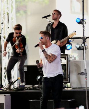 OneRepublic, 19 Temmuz 2024 'te Today Show' da canlı performans sergiledi. OneRepublic 'ten Ryan Tedder, bu sabah Rockefeller Center' daki Today Show 'da olağanüstü bir performans sergiledi.. 