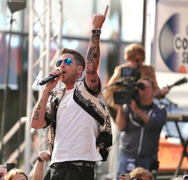OneRepublic, 19 Temmuz 2024 'te Today Show' da canlı performans sergiledi. OneRepublic 'ten Ryan Tedder, bu sabah Rockefeller Center' daki Today Show 'da olağanüstü bir performans sergiledi.. 
