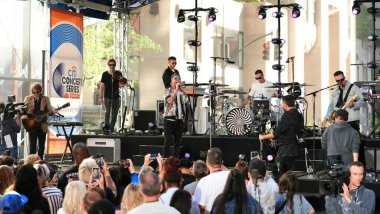 OneRepublic, 19 Temmuz 2024 'te Today Show' da canlı performans sergiledi. OneRepublic 'ten Ryan Tedder, bu sabah Rockefeller Center' daki Today Show 'da olağanüstü bir performans sergiledi.. 