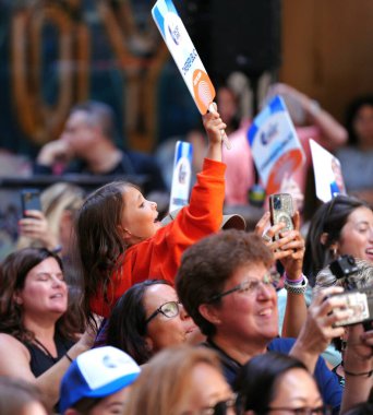 OneRepublic, 19 Temmuz 2024 'te Today Show' da canlı performans sergiledi. OneRepublic 'ten Ryan Tedder, bu sabah Rockefeller Center' daki Today Show 'da olağanüstü bir performans sergiledi.. 