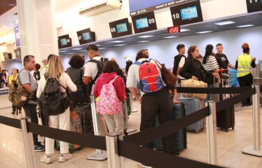 Rio de Janeiro (RJ), 07 / 19 / 2024 - Siber güvenlik şirketi CrowdStrike tarafından Cuma (19) günü meydana gelen küresel siber elektrik kesintisi bazı Brezilyalı şirketleri, özellikle de havaalanlarını ve banka memurlarını etkiledi.