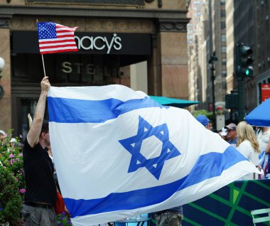 Macy 's Herald Meydanı' nda toplanan Yahudi Cemaati rehinelerin Hamas tarafından tutulmasını talep ediyor. 21 Temmuz 2024, New York, ABD