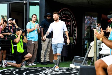 Miami FC, Chicago Fire FC 'ye karşı. 20 Temmuz 2024, Fort Lauderdale, Florida: Messi (yaralı) Fort Lauderdale 'deki Chase Stadyumu' nda MLS sırasında Miami ve Chicago İtfaiyesi arasında oynanan futbol maçından önce.
