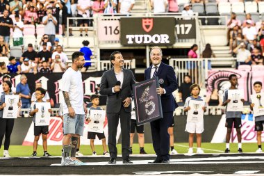 Miami FC, Chicago Fire FC 'ye karşı. 20 Temmuz 2024, Fort Lauderdale, Florida: Messi (yaralı) Fort Lauderdale 'deki Chase Stadyumu' nda MLS sırasında Miami ve Chicago İtfaiyesi arasında oynanan futbol maçından önce.