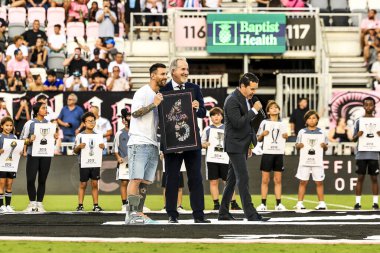 Miami FC, Chicago Fire FC 'ye karşı. 20 Temmuz 2024, Fort Lauderdale, Florida: Messi (yaralı) Fort Lauderdale 'deki Chase Stadyumu' nda MLS sırasında Miami ve Chicago İtfaiyesi arasında oynanan futbol maçından önce.