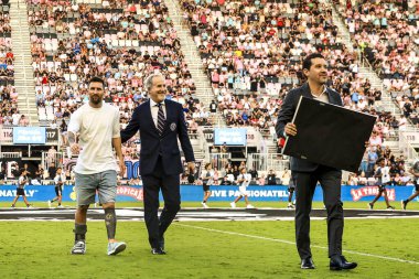 Miami FC, Chicago Fire FC 'ye karşı. 20 Temmuz 2024, Fort Lauderdale, Florida: Messi (yaralı) Fort Lauderdale 'deki Chase Stadyumu' nda MLS sırasında Miami ve Chicago İtfaiyesi arasında oynanan futbol maçından önce.