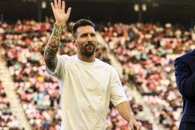 Miami FC, Chicago Fire FC 'ye karşı. 20 Temmuz 2024, Fort Lauderdale, Florida: Messi (yaralı) Fort Lauderdale 'deki Chase Stadyumu' nda MLS sırasında Miami ve Chicago İtfaiyesi arasında oynanan futbol maçından önce.