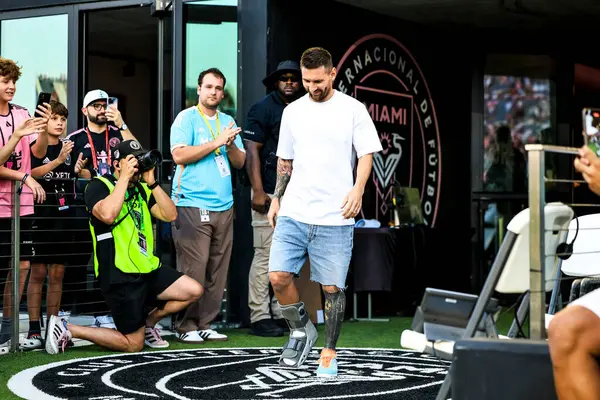 Miami FC, Chicago Fire FC 'ye karşı. 20 Temmuz 2024, Fort Lauderdale, Florida: Messi (yaralı) Fort Lauderdale 'deki Chase Stadyumu' nda MLS sırasında Miami ve Chicago İtfaiyesi arasında oynanan futbol maçından önce.