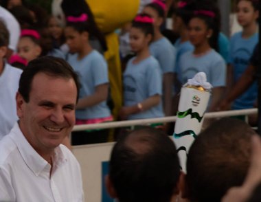 RIO de JANEIRO (RJ), Brezilya 07 / 25 / 2024 - Rio 2016 Olimpiyat Ateşinin yakma töreni, Rio de Janeiro 'nun orta bölgesindeki Candelaria' da gerçekleşti. Belediye şebekesinden öğrencilerin katılımıyla