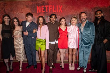 24 Temmuz 2024 - New York, ABD: (L-R) Tanya Reynolds, Lou Gala, Douggie McMeekin, Jessica Plummer, Karan Gill, Zosia Mamet, Saoirse-Monica Jackson, Tony Hale ve Amar Chadha-Patel Netflix 'in 