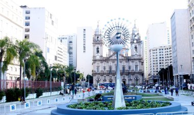 RIO de JANEIRO (RJ), 07 / 25 / 2024 - Rio de Janeiro 'nun orta bölgesindeki Candelaria' da gerçekleştirilen Rio 2016 Olimpiyat Ateşinin Aydınlatma Töreni. Belediye şebekesinden öğrencilerin de katılımıyla ünlüler.