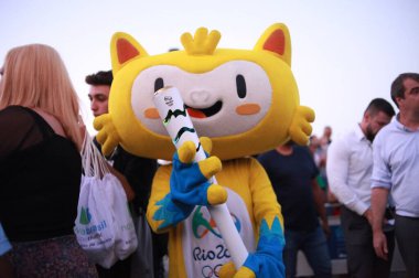 RIO de JANEIRO (RJ), 07 / 25 / 2024 - Rio de Janeiro 'nun orta bölgesindeki Candelaria' da gerçekleştirilen Rio 2016 Olimpiyat Ateşinin Aydınlatma Töreni. Belediye şebekesinden öğrencilerin de katılımıyla ünlüler.
