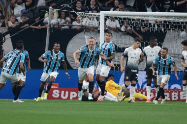 Sao Paulo (SP), Brezilya 07 / 25 / 2024 - Rodrigo Ely, Brezilya Şampiyonası 'nın 19. turu için geçerli olan Corinthians ve Gremio arasındaki maçta 25 Temmuz 2024 gecesi golünü kutluyor.
