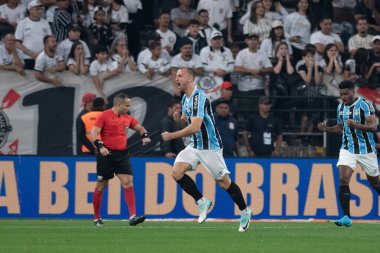 Sao Paulo (SP), Brezilya 07 / 25 / 2024 - Rodrigo Ely, Brezilya Şampiyonası 'nın 19. turu için geçerli olan Corinthians ve Gremio arasındaki maçta 25 Temmuz 2024 gecesi golünü kutluyor.