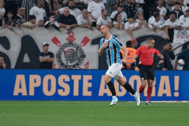 Sao Paulo (SP), Brezilya 07 / 25 / 2024 - Rodrigo Ely, Brezilya Şampiyonası 'nın 19. turu için geçerli olan Corinthians ve Gremio arasındaki maçta 25 Temmuz 2024 gecesi golünü kutluyor.