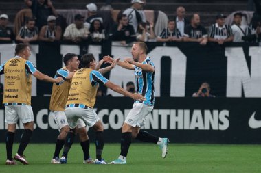 Sao Paulo (SP), Brezilya 07 / 25 / 2024 - Rodrigo Ely, Brezilya Şampiyonası 'nın 19. turu için geçerli olan Corinthians ve Gremio arasındaki maçta 25 Temmuz 2024 gecesi golünü kutluyor.