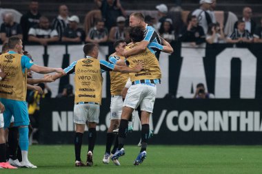 Sao Paulo (SP), Brezilya 07 / 25 / 2024 - Rodrigo Ely, Brezilya Şampiyonası 'nın 19. turu için geçerli olan Corinthians ve Gremio arasındaki maçta 25 Temmuz 2024 gecesi golünü kutluyor.