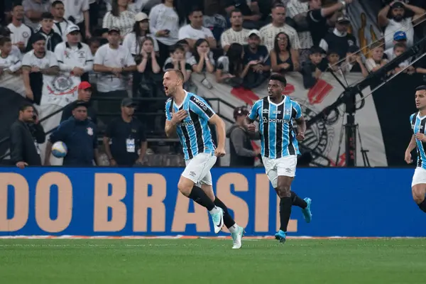 Sao Paulo (SP), Brezilya 07 / 25 / 2024 - Rodrigo Ely, Brezilya Şampiyonası 'nın 19. turu için geçerli olan Corinthians ve Gremio arasındaki maçta 25 Temmuz 2024 gecesi golünü kutluyor.