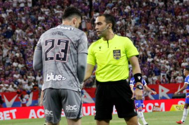 Fortaleza (CE), 07 / 27 / 2024 - FOOTBALL / SAO PAULO / FORTALEZA - Rafael ve hakem Davi de Oliveira Lacerda (ES), Fortaleza (CE) ile Sao Paulo arasında oynanan maçta, Brezilya Şampiyonası 'nın 20..