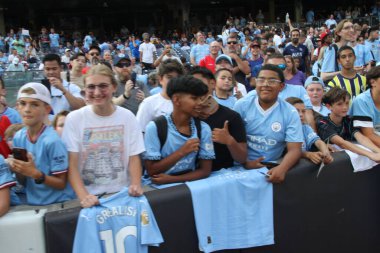 Manchester City ve Milan Friendly. 27 Temmuz 2024, New York, ABD: İngiltere 'nin Manchester City ile İtalya' nın AC Milan 'ı arasında 27 Temmuz Cumartesi günü New York' taki Yankee Stadyumu 'nda oynanması beklenen uluslararası futbol karşılaşması taraftarları. 