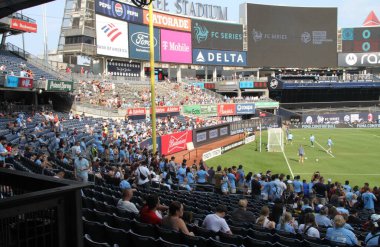 Manchester City ve Milan Friendly. 27 Temmuz 2024, New York, ABD: İngiltere 'nin Manchester City ile İtalya' nın AC Milan 'ı arasında 27 Temmuz Cumartesi günü New York' taki Yankee Stadyumu 'nda oynanması beklenen uluslararası futbol karşılaşması taraftarları. 